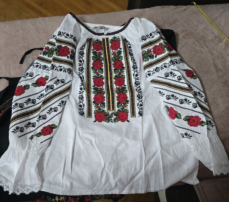 Ie tradițională nouă