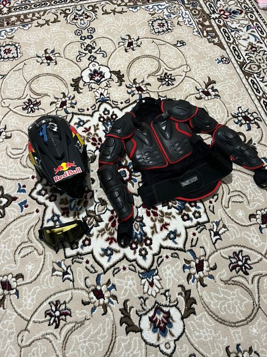 Каска и жилет для мотоциклистов