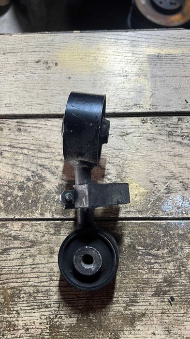 Верхняя подушка Камри 30