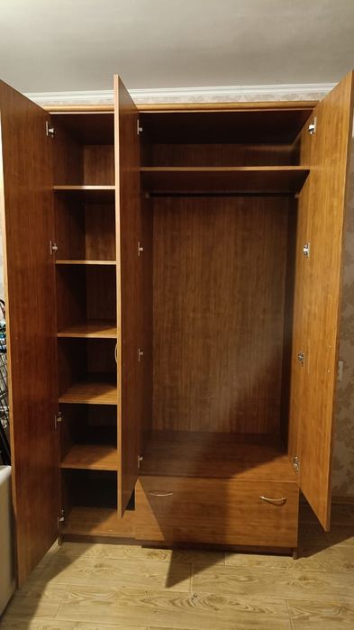 Трехдверный шкаф