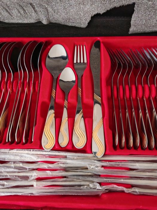 Продаётся набор столовых приборов.