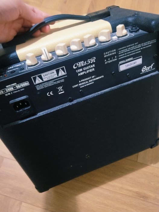 Cort CM15R - гитарный комбоусилитель