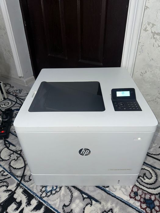 Hp ColorLaser M 553 Rangli Skarasnoy Printer Kam ishlagan