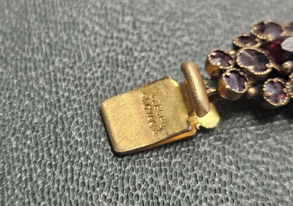 Бижута от бохемски гранат.