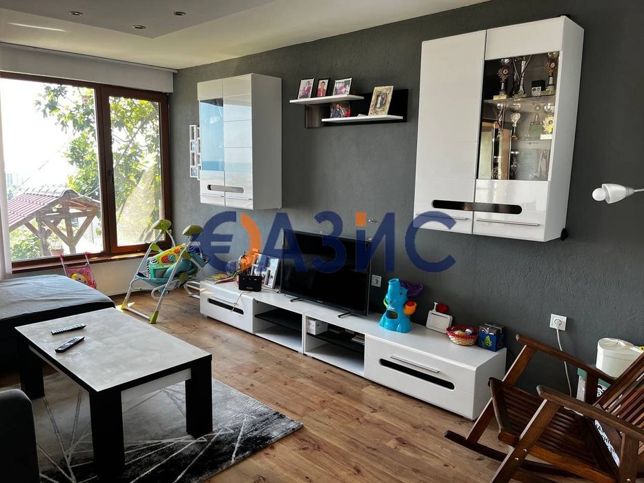 3-етажна къща в Свети Влас Инцараки с изглед към морето. Общ. къщи: