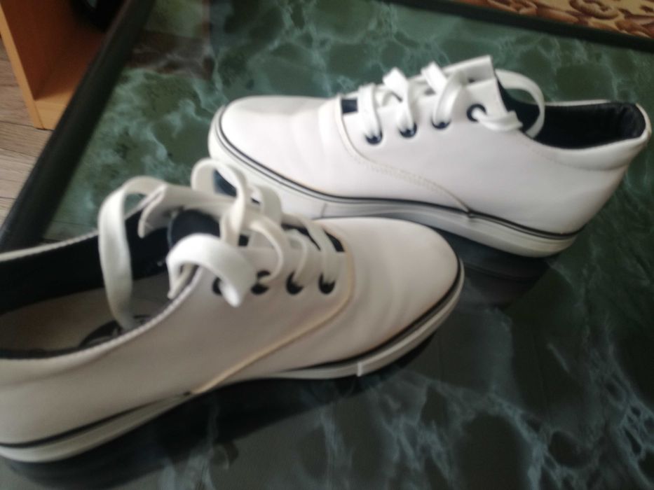 Продавам Спортни бели маратонки-Eyas