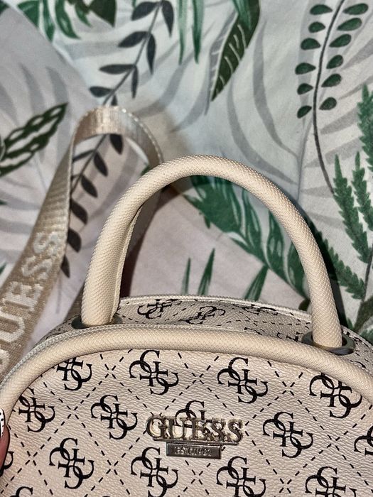 Маркова чанта Guess