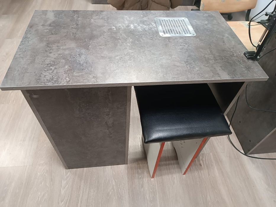 Маникюрные столы