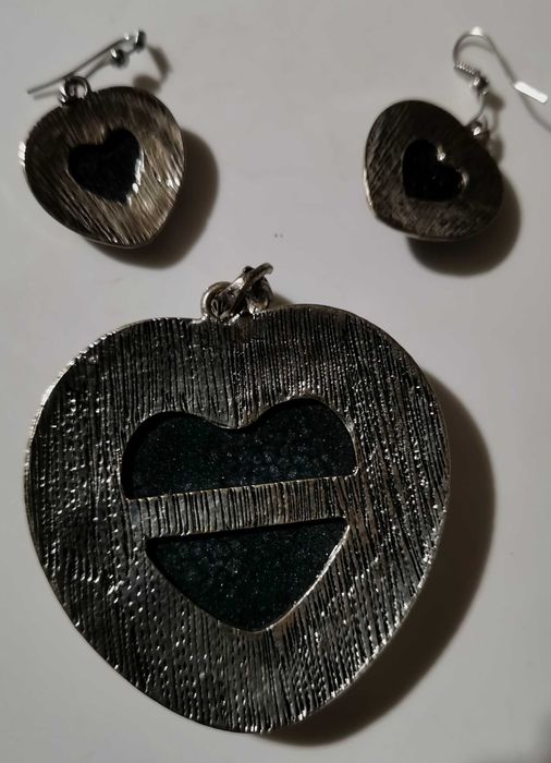 Набор кулон и серьги в форме сердечек