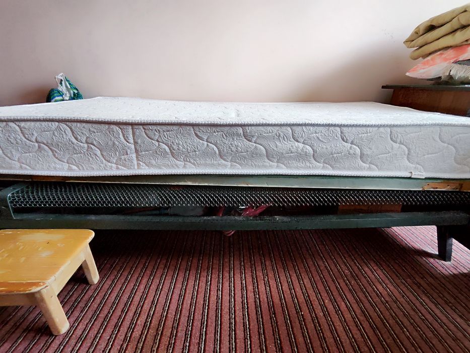 Кровать с матрасом