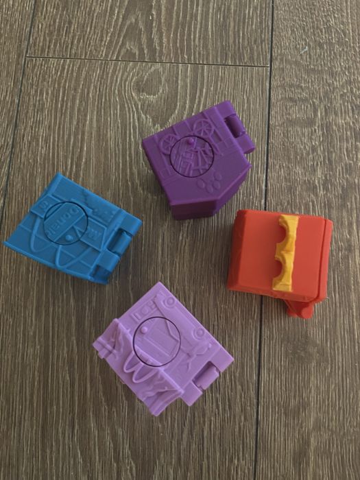Подарявам играчки от McDonalds