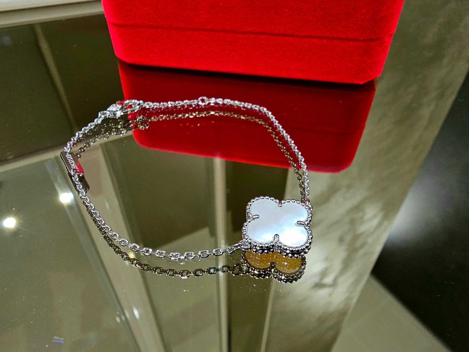 Van Cleef & Arpels VCA Mother of Pearl Alhambra Clover Дамска Гривна