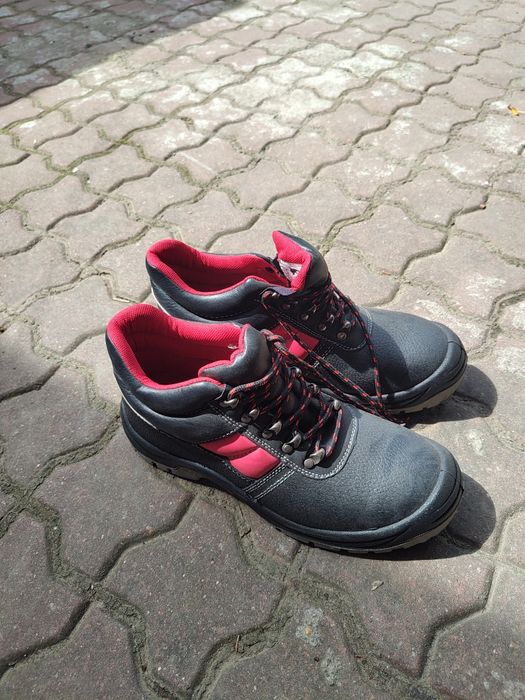 Vând bocanci noi în cutie