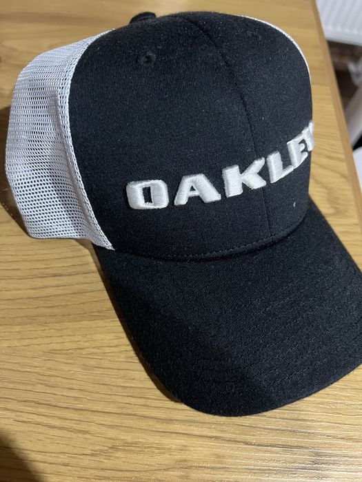 Мъжка шапка с козирка