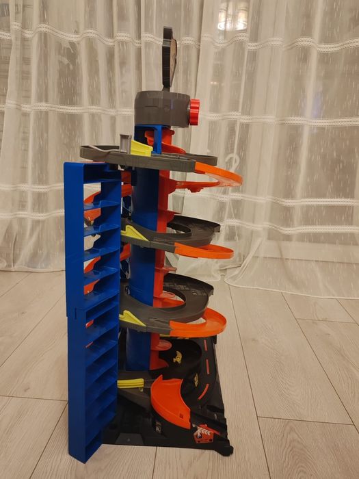 Vând garaj Hot Wheels