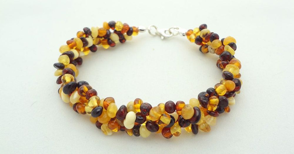 Елегантна гривна от полиран кехлибар. Плетка, шарена.