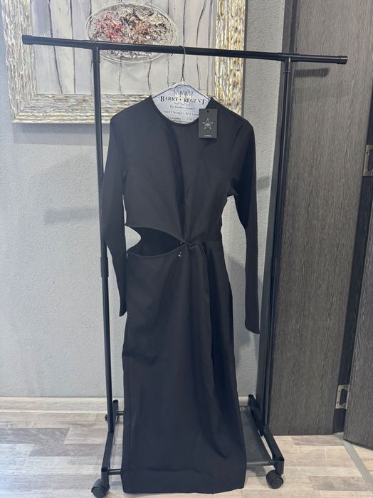 Рокля с дълъг ръкав и изразване налична само в черно