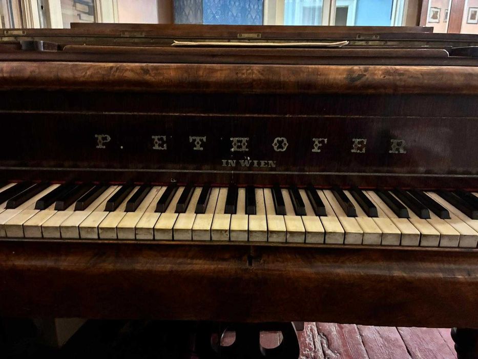 Vând pian vienez vechi