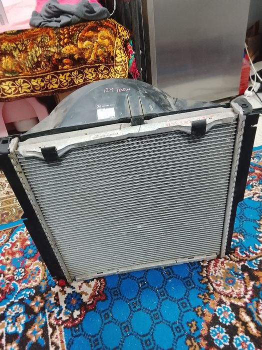 Радиатор с диффузором на Мерседес 124 привазной оригинал