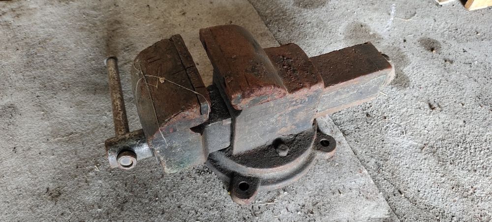Продам настольные тиски