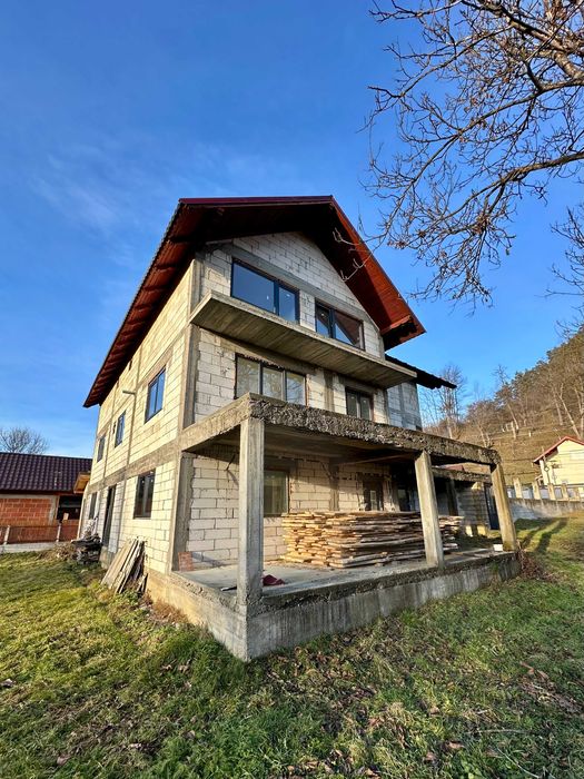 Pensiune semifinisată 3 etaje+mansarda, 18 ari - Maramureș, Rozavlea