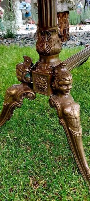 Măsuță de salon cu blat din onix și picior din bronz.