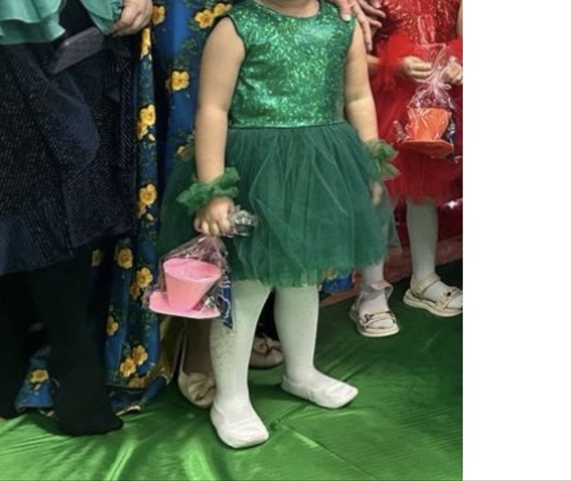 продам платья на1 год и 4 года