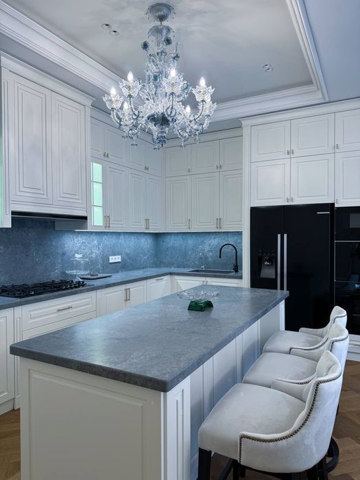 Стол. Камин. Лестница. Кух столешница.Фартук. Остров из камня на заказ