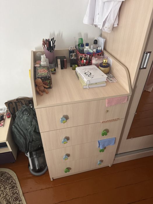 Продам кррваить тумбу и шкаф