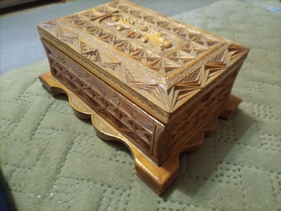 Шкатулка резная деревянная 20см