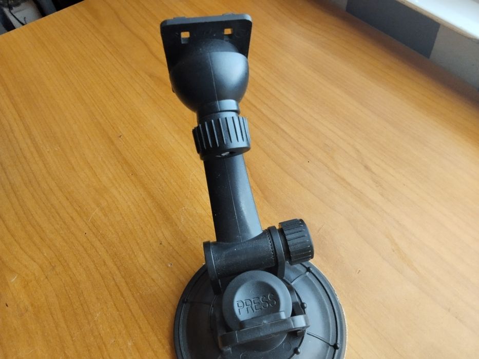 Оригинална немска стандартна стойка за захващане на  джипиес в колата