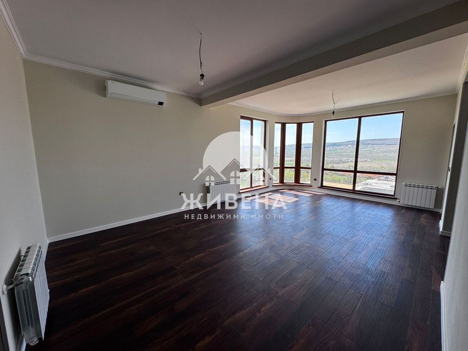 Продава триетажна къща с басейн в с.Оброчище