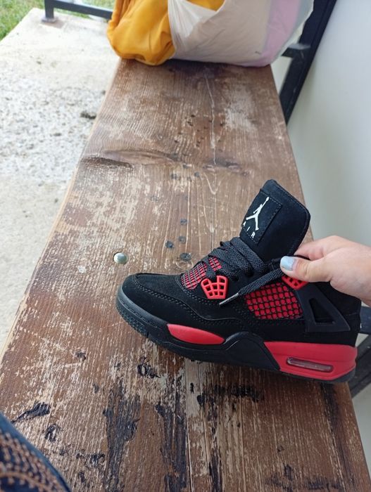 Vând urgent Jordan 4 Red thunder