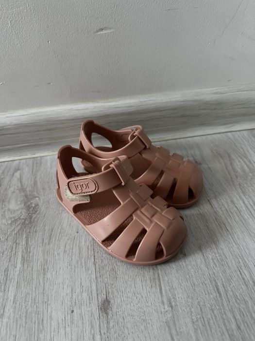 Детски обувки на марките Adidas, Nike и Igor.