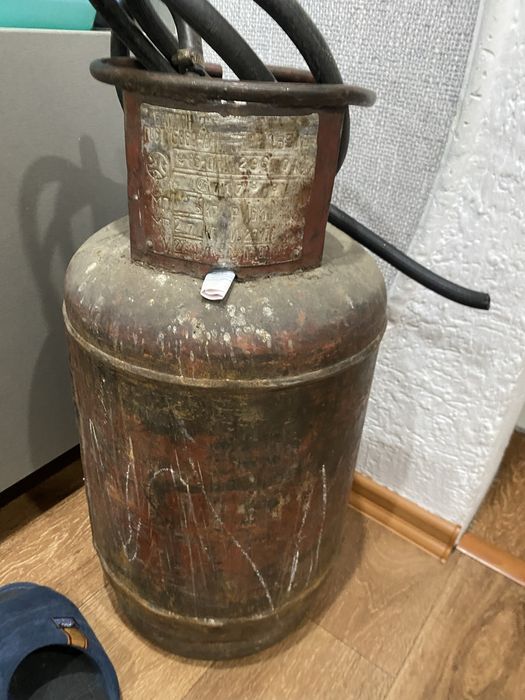 Продам газовый балон со шлангом и прибамбасом верхним газ есть немного