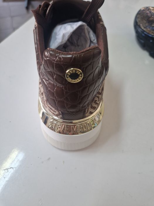 Vand  Steve  Maden noi la   cutie marimi 36-42