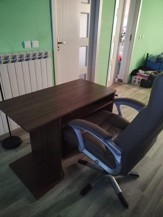 Birou și scaun directorial.