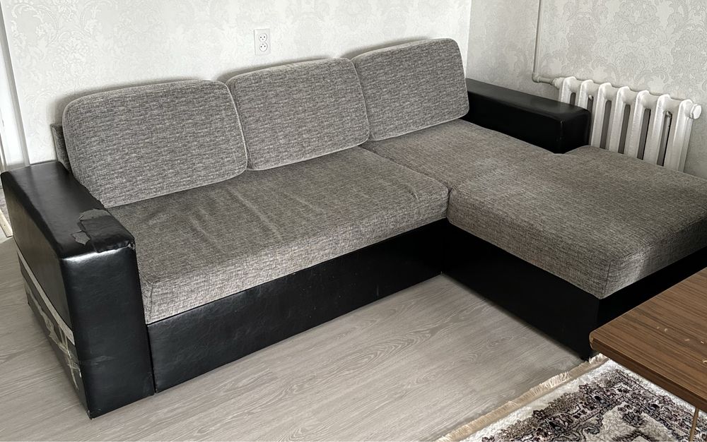 Диван с 3 подушками