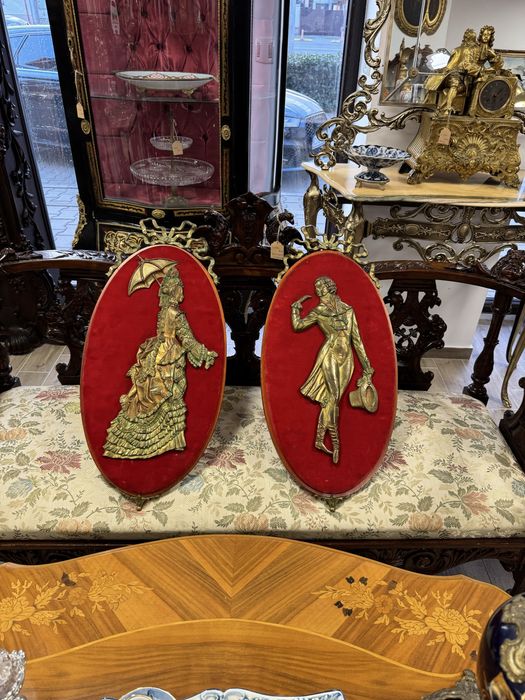 Doua tablouri - bronz in relief pe catifea rosie