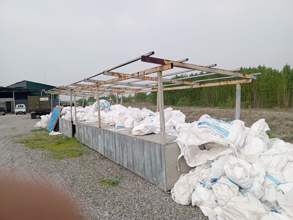 Прилавка сотилади 2.5 га 18 метр бозорчалар дуконлар учун мустахкам