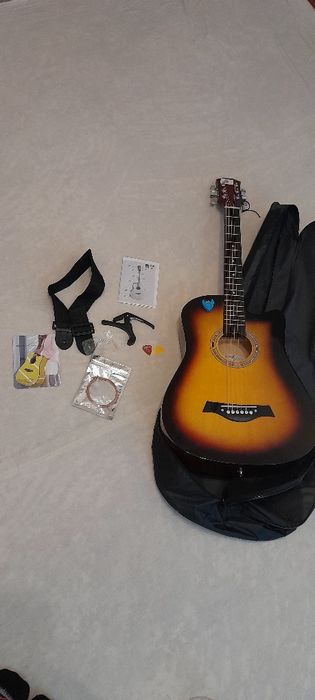 Akustik gitara sotiladi