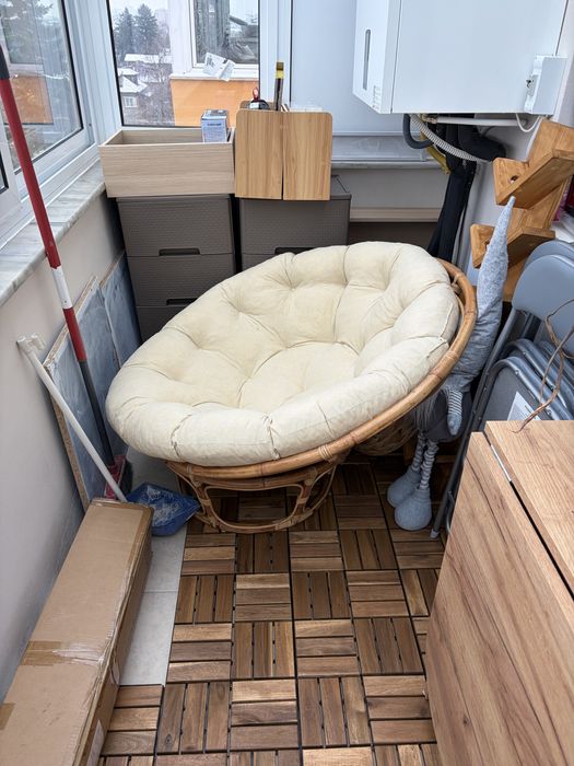 Ратанов стол с възглавница