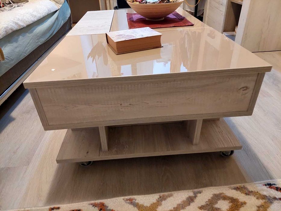 Masă living pe roți și 4 locuri de depozitare.