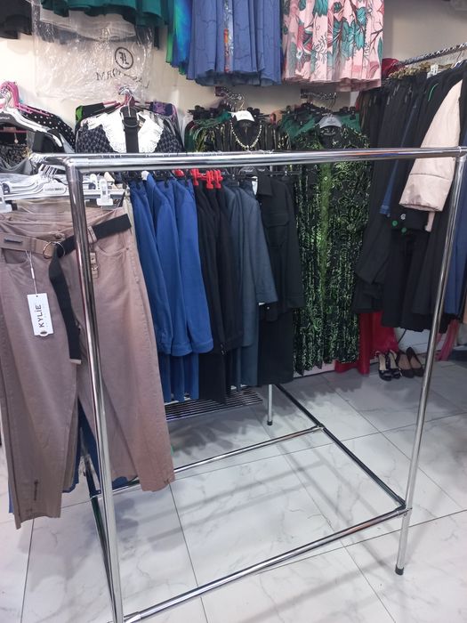 Продаются стойки для бутика