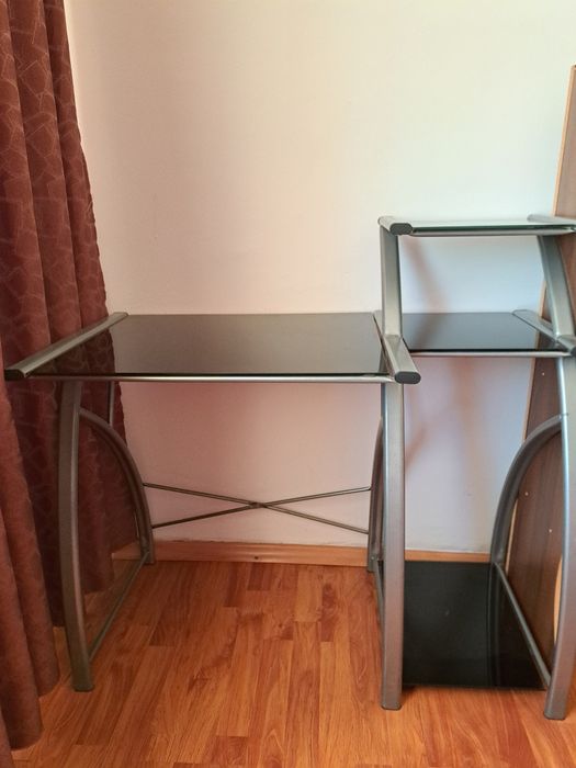 Birou din sticlă negru/argintiu.