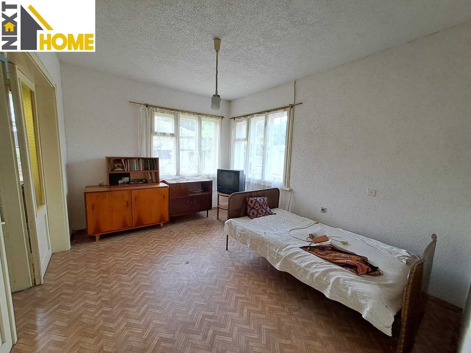 Две къщи с гараж и стопанска постройка