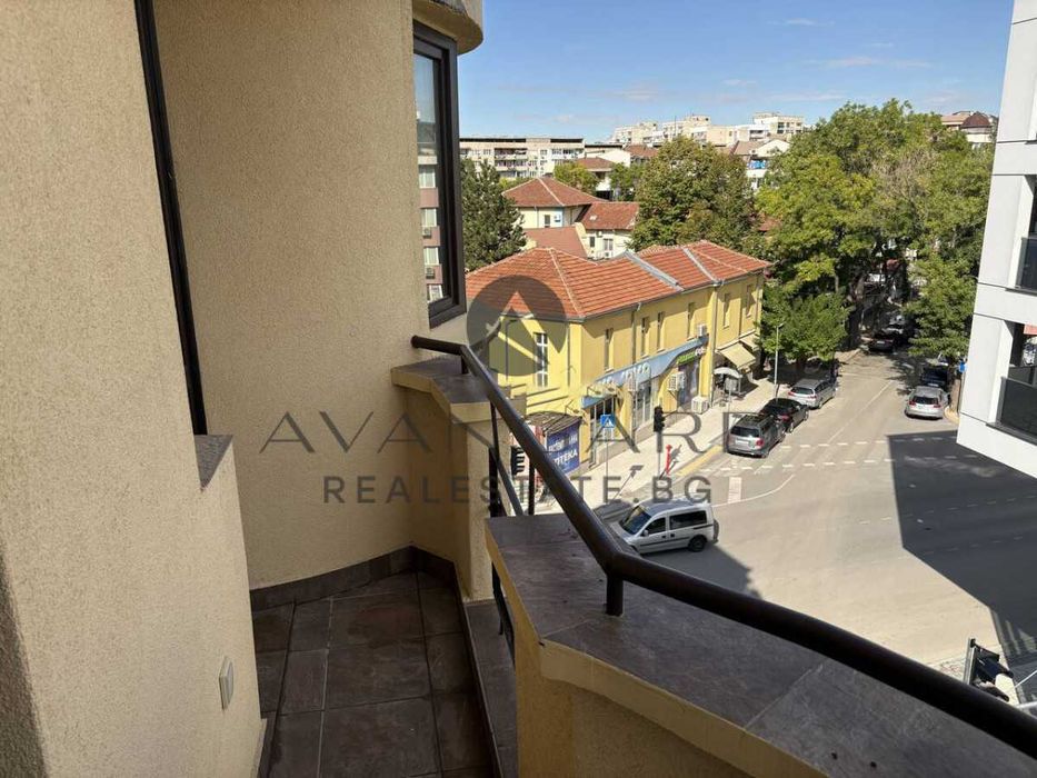 Продава се Тристаен апартамент в Пловдив, Кючук Париж - 115 кв.м за 2000 €/кв.м - Снимка #13