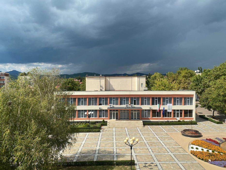 Половин етаж от сграда в центъра на гр. Джебел