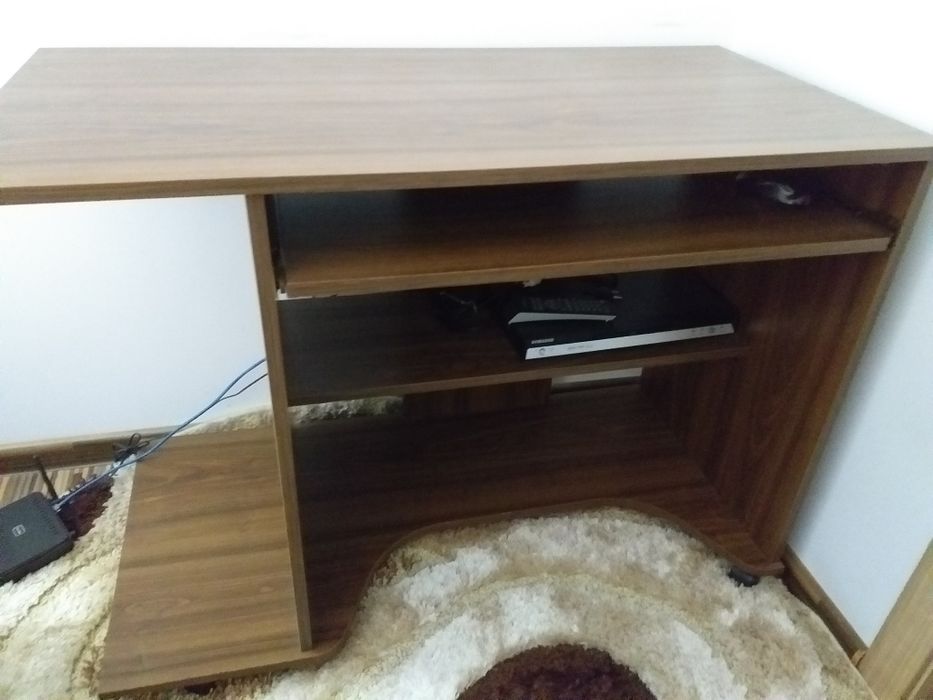 Birou pentru calculator canapea si scaun din lemn