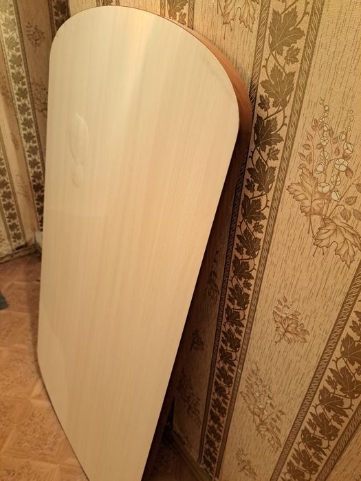 Продам стол обеденный